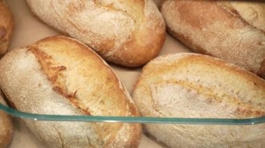 Süpermarketteki fırının raflarında taze ekmek var. Marketten alışveriş yapmak. Gıda konsepti satmak