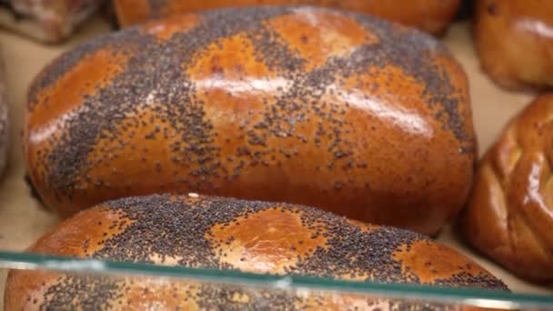 本地杂货店摊位上陈列的一排排保暖的新鲜烘焙面包卷 — 图库视频影像