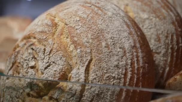 Καρβέλια Ψωμί Σίκαλης Βρίσκονται Στο Ξύλινο Ράφι Του Φούρνου Κοντινό — Αρχείο Βίντεο