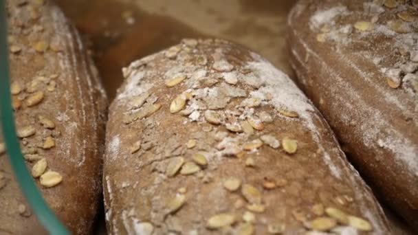 Καρβέλια Ψωμί Σίκαλης Βρίσκονται Στο Ξύλινο Ράφι Του Φούρνου Κοντινό — Αρχείο Βίντεο