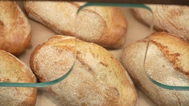 Φρέσκο Ψωμί Στα Ράφια Του Φούρνου Στο Σούπερ Μάρκετ Ψώνια — Αρχείο Βίντεο