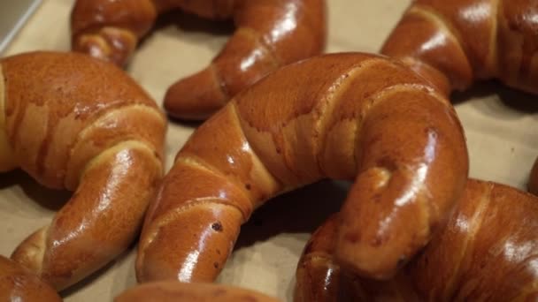 Yerel Market Teki Fırın Standında Sergilenmekte Olan Sıcak Taze Ekmek — Stok video