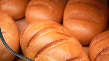 Süpermarketteki fırının raflarında taze ekmek var. Marketten alışveriş yapmak. Gıda konsepti satmak