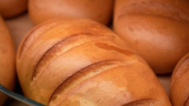 Süpermarketteki fırının raflarında taze ekmek var. Marketten alışveriş yapmak. Gıda konsepti satmak