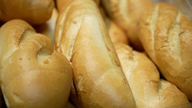 Süpermarketteki fırının raflarında taze ekmek var. Marketten alışveriş yapmak. Gıda konsepti satmak
