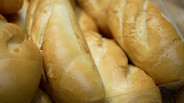 Süpermarketteki fırının raflarında taze ekmek var. Marketten alışveriş yapmak. Gıda konsepti satmak