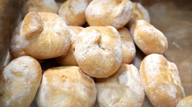 Süpermarketteki fırının raflarında taze ekmek var. Marketten alışveriş yapmak. Gıda konsepti satmak