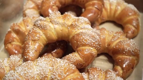 Ряди Теплих Хлібобулочних Роликів Виставі Пекарні Стоять Місцевому Магазині — стокове відео