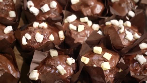 Frissen Sütött Egészséges Muffinok Bolti Pulton Vásárolni Boltban Élelmiszer Értékesítés — Stock videók