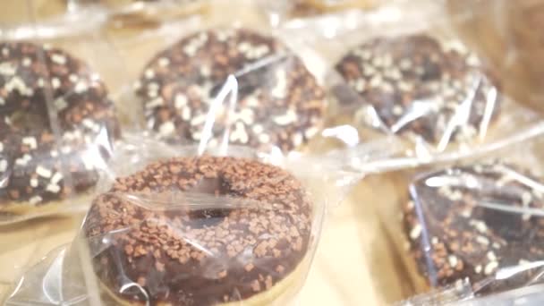 Frissen Sütött Egészséges Muffinok Bolti Pulton Vásárolni Boltban Élelmiszer Értékesítés — Stock videók