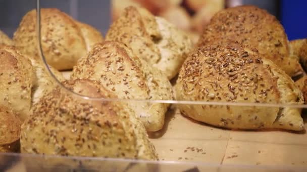 Susam Keten Tohumu Ile Taze Fırınlanmış Sağlıklı Ekmek Rolls Pastası — Stok video