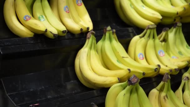 一家农产品商店的架子上有成熟的黄香蕉 产品的收集 储存和销售 香蕉圈 健康饮食的概念 — 图库视频影像