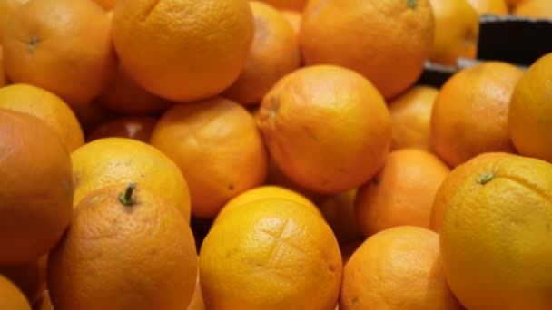 超级市场的食品通道上有许多装有成熟橙色水果的集装箱 健康饮食的天然水果 视频橙子和橘子作为健康饮食的概念 — 图库视频影像