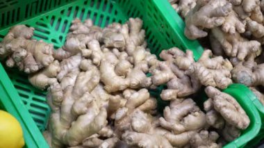 Süpermarketteki gıda reyonunda olgun zencefil kökü olan kaplar. Sağlıklı bir diyet için doğal yiyecek. Kilo verme kavramı