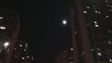 Gece şehrinin boş çeyreği. Gece şehir caddesinde hareketlilik var. Boş sokak gecesi