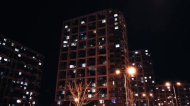 Gece şehrinin boş çeyreği. Gece şehir caddesinde hareketlilik var. Boş sokak gecesi