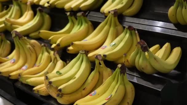Ωρίμασε Κίτρινες Μπανάνες Στο Ράφι Ενός Αγροτικού Καταστήματος Συλλογή Αποθήκευση — Αρχείο Βίντεο