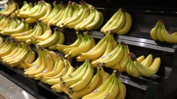 一家农产品商店的架子上有成熟的黄香蕉 产品的收集 储存和销售 香蕉圈 健康饮食的概念 — 图库视频影像