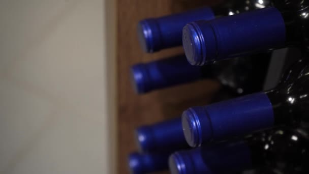 站在工厂里的许多酒瓶上都有一个活动室 这个景观已经准备好出售了 一排排的玻璃瓶 盛满了红酒和白葡萄酒 立在架子上 — 图库视频影像