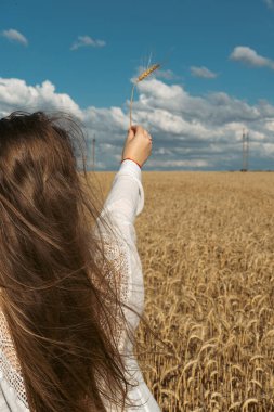 Ukrayna için dua et. Buğday tarlasında Ukraynalı bir kız. Buğday tarlasında bir kız Ukrayna 'da barış için dua ediyor. Bağımsızlık Günü 'nü kutlayan mutlu kadın
