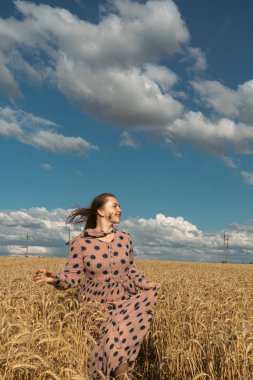 Ukrayna için dua et. Buğday tarlasında Ukraynalı bir kız. Buğday tarlasında bir kız Ukrayna 'da barış için dua ediyor. Bağımsızlık Günü 'nü kutlayan mutlu kadın