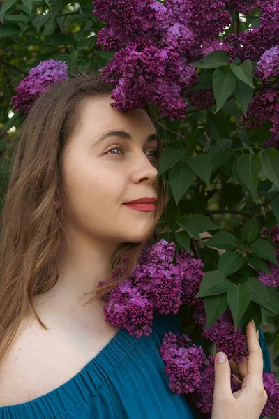 Une Jeune Femme Robe Bleue Dans Jardin Lilas Fleurs Histoire — Photo