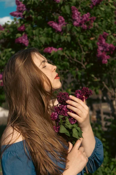 Primer Plano Romántico Retrato Mujer Joven Floreciente Jardín Lila Historia — Foto de Stock