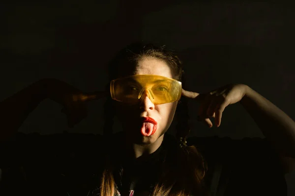 Chica Con Gafas Amarillas Inteligentes Gafas Realidad Virtual Fotos Moda — Foto de Stock