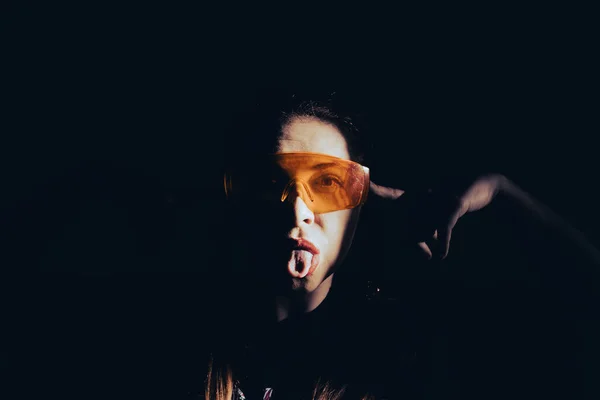 Девушка Умных Желтых Очках Очки Виртуальной Реальности Атмосферные Модные Фотографии — стоковое фото