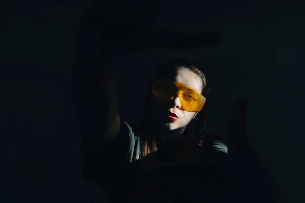 Chica Con Gafas Amarillas Inteligentes Gafas Realidad Virtual Fotos Moda — Foto de Stock