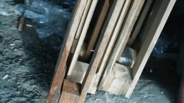 Palet rafı deposu, lojistik merkezi. Kocaman, büyük, modern bir depo. Boş ahşap paletler bir depoya istiflenmiş. Mağazada yığılmış bir sürü boş palet var.