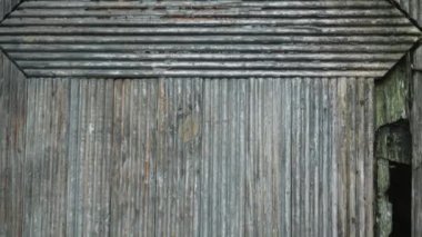 Ahşap dokular. Eski boyalı ahşabın arka planı. Eski ahşap kapı. arkaplan resmi. İnşaat, nadirlik, eski şeyler.
