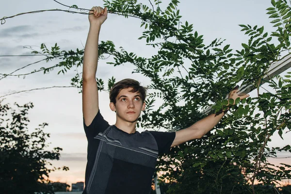 Ένας Έφηβος Φροντίζει Για Ένα Νεαρό Δέντρο Κηπουρική Για Σώσει — Φωτογραφία Αρχείου