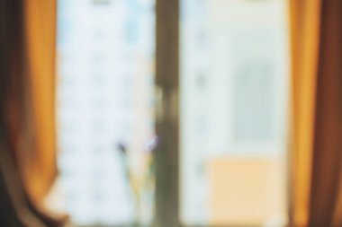 Boş ofis lobisi, giriş kapıları ve cam perde duvarı içerisindeki bulanık, soyut arka plan görüntüsü: Bina girişinden çıkış için bulanık perdeli resepsiyon salonu. Defocus Tıp Hastanesi Salonu