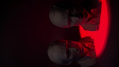 Putin kafası şeklinde alçıtaşı heykeli. Rusya Devlet Başkanı figürü bir zorbalık kavramı olarak. Diktatörün yok edilmesi. Putin 'e suikast