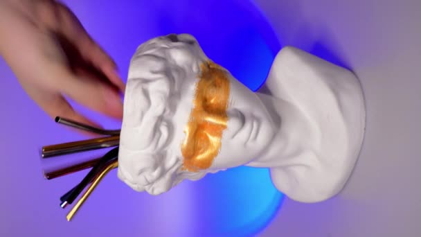Rzeźba Dawida Ciemnym Tle Neonowe Światło Abstrakcja Podwójna Ekspozycja Sztuka — Wideo stockowe