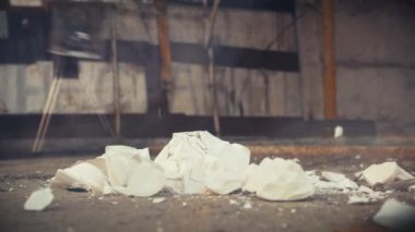 Putin kafası şeklinde alçıtaşı heykeli. Rusya Devlet Başkanı figürü bir zorbalık kavramı olarak. Putin kafası şeklindeki figürün yavaş çekim videosu.