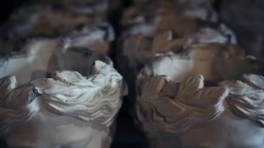 Karanlık bir arka planda alçı heykel. Neon ışığı. Soyutlama. Çifte maruziyet. Sanat ve kültür. Ev dekoru. Atmosferik video
