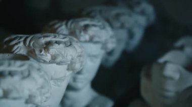 David 'in karanlık arka plandaki heykeli. Neon ışığı. Soyutlama. Çifte maruziyet. Sanat ve kültür. Ev dekoru. Atmosferik video