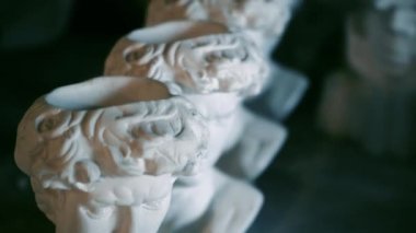 David 'in karanlık arka plandaki heykeli. Neon ışığı. Soyutlama. Çifte maruziyet. Sanat ve kültür. Ev dekoru. Atmosferik video