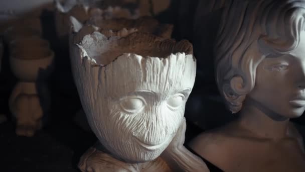 暗い背景にグロートの石膏彫刻 ネオンだ 抽象化 露出を2倍 芸術と文化 家の装飾だ 大気ビデオ — ストック動画
