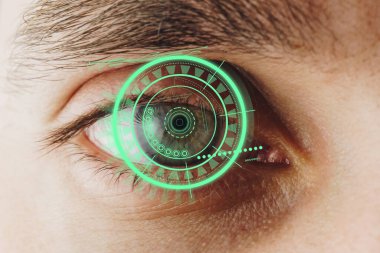Görsel efektleri olan bir erkek gözünün yakın çekimi. İnsan gözüne yerleştirilmiş bir sensör konsepti. İş, bilgisayar, siber alan