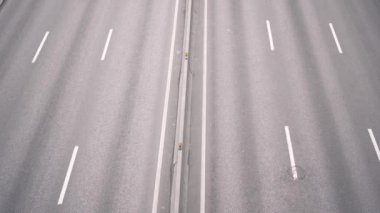 Ilımlı araba trafiği olan otobanın havadan görünüşü. Yolda bir sürü araba var.