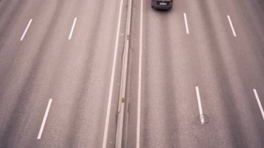 Şehirdeki trafik sıkışıklığının havadan görüntüsü. Yoğun saatlerde birçok araç