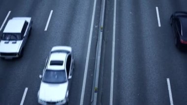 Trafik sıkışıklığında sıkışmış arabaların hava manzarası. Otoyolda arabalar dönüyor.