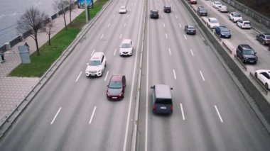 Trafik sıkışıklığında hareket eden arabaların havadan görüntüsü. Hızlı hareket