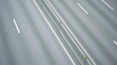 Hızlı hareket halindeki otobanın yukarıdan görünüşü. Orta karar araba trafiği