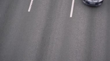 Arabalarla yol manzarası. Birçok araba yol boyunca sürüyor. Motorlu taşıma konsepti. Yol kuralları.