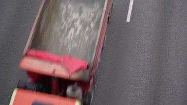 Arabalarla yol manzarası. Birçok araba yol boyunca sürüyor. Motorlu taşıma konsepti. Yol kuralları.