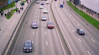 Arabalarla yol manzarası. Birçok araba yol boyunca sürüyor. Motorlu taşıma konsepti. Yol kuralları.